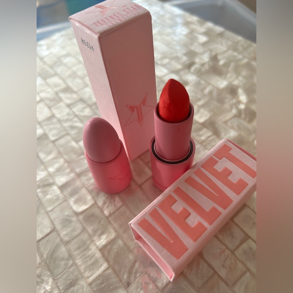 New Jeffree Star Velvet trap Lipstick in Prick